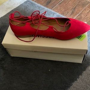 Mission Red, Kady string up flats